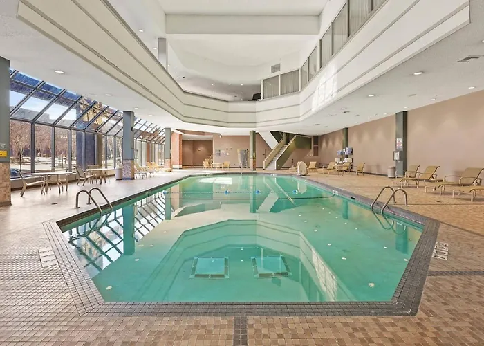 Apartment Amenity Rich Spacious King Bloomington