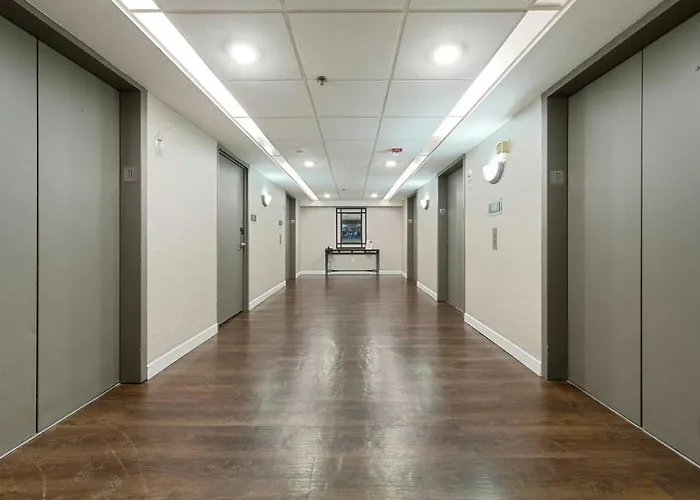 Amenity Rich Spacious King Apartment *
